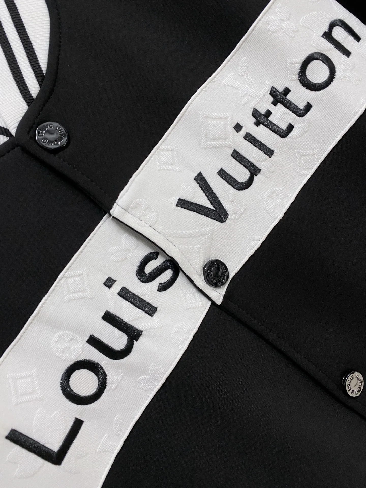 🅿️720 LV hot-selling suit is coming. Focus on the original version of the official website. 2025 new hot-selling cardigan suit. The original order is the best. 🇭🇰The meticulous work of top designers. It has a fitting and perfect upper body effect. All-natural high-quality Tencel Roman cotton 100%, close-fitting comfort, noble and elegant! Original hardware embodies elegance and nobility! Counter size: M-3XL (maximum wear up to 190 pounds)
